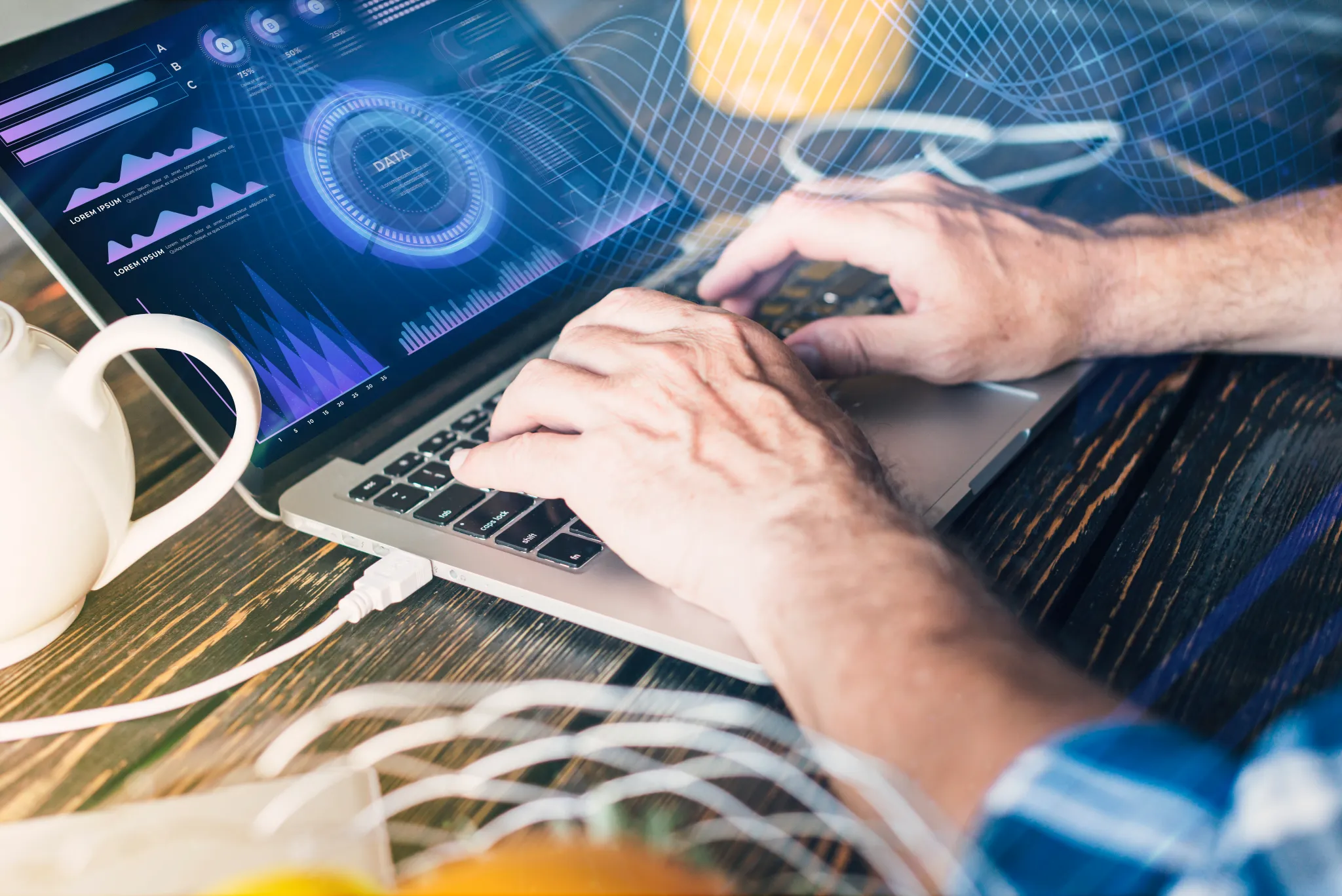 Persona al computer che analizza dati su dashboard digitali, simbolo di innovazione e sviluppo tecnologico.