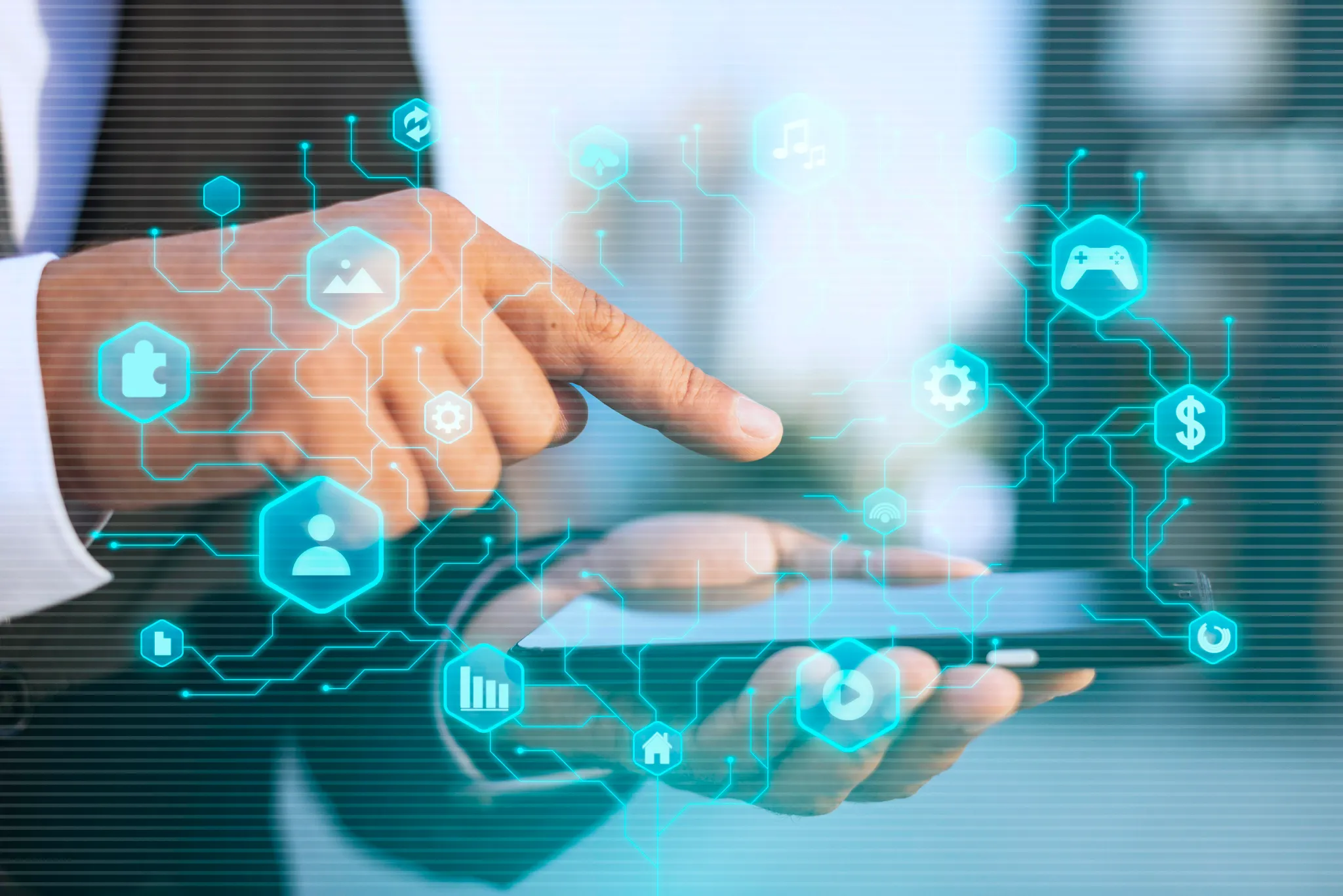 Uomo che interagisce con un tablet e interfaccia digitale, simbolo della trasformazione tecnologica e innovazione digitale.