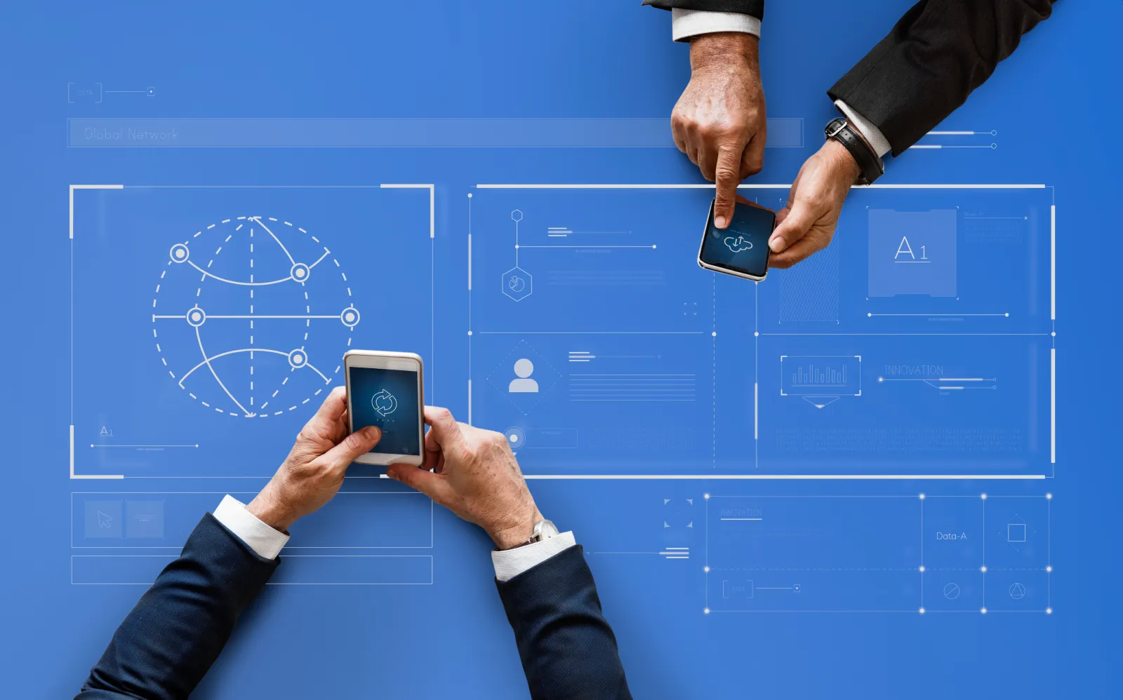 Vista dall'alto di due professionisti che interagiscono con smartphone sopra un'interfaccia grafica digitale blu con icone di cloud computing, grafici di analisi dati e una rete globale stilizzata.