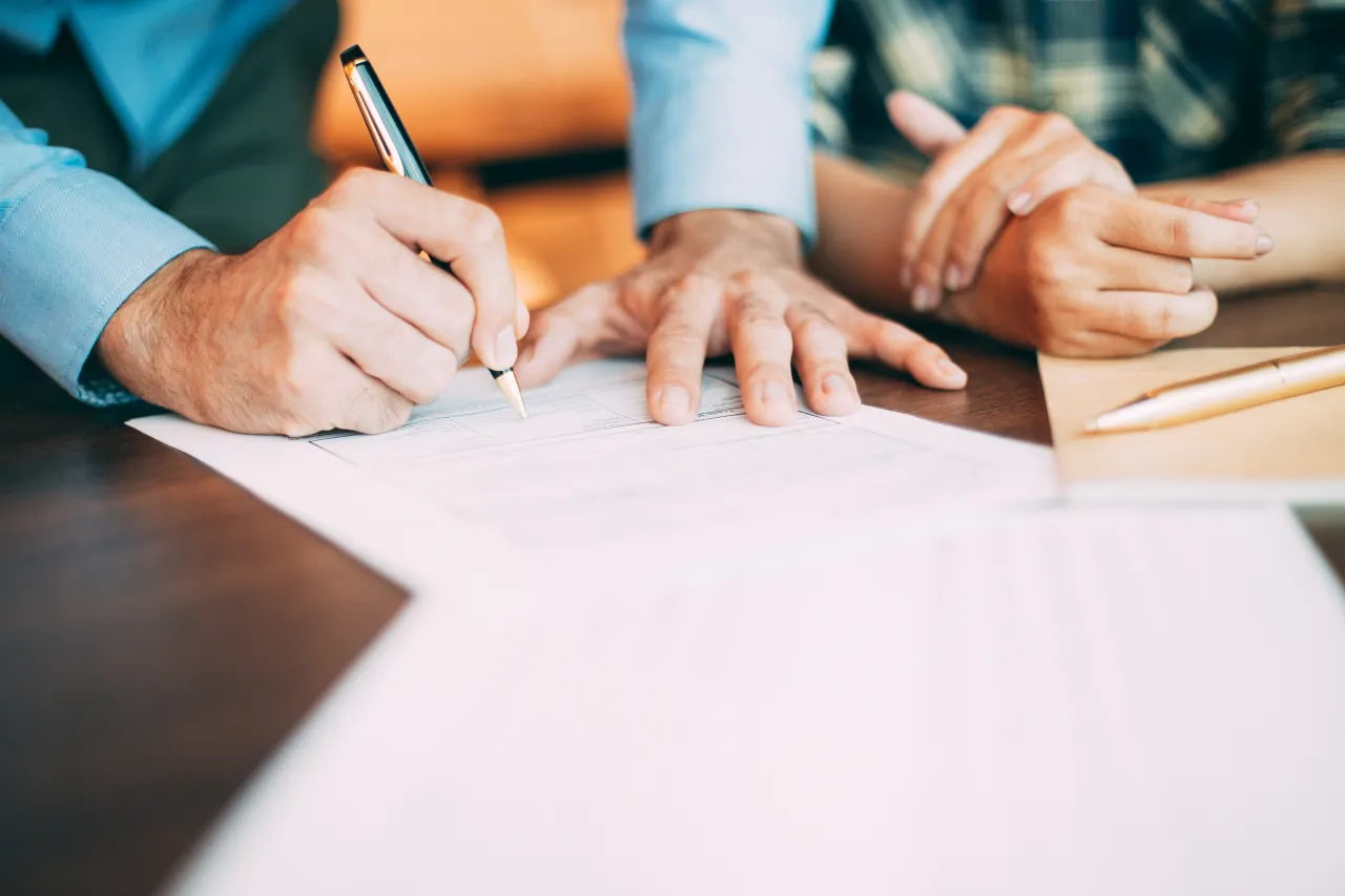 Figure professionali impegnate nella compilazione e firma di documenti contrattuali per l'accesso ai finanziamenti a tasso zero del bando Fondo Starter 2026 della Regione Emilia-Romagna.